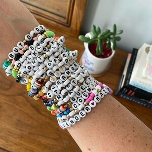 Set of 20 Taylor Swift Friendship Bracelets 💕